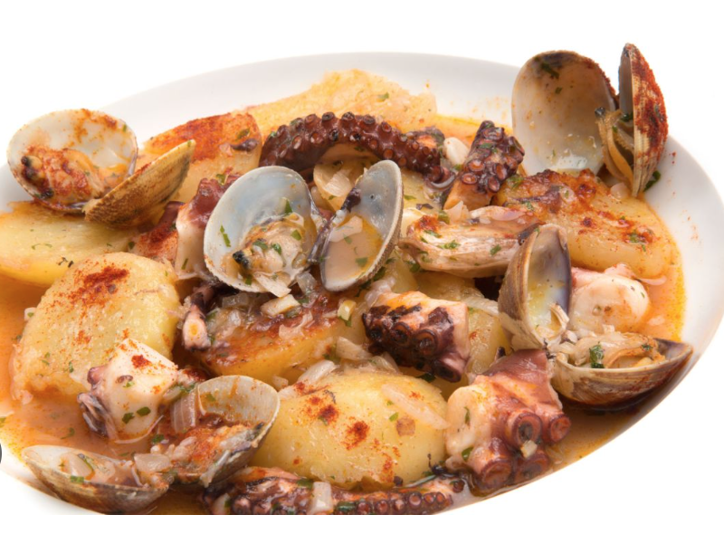 Ensalada de lechuga y tomate con cazuela de pulpo con almejas